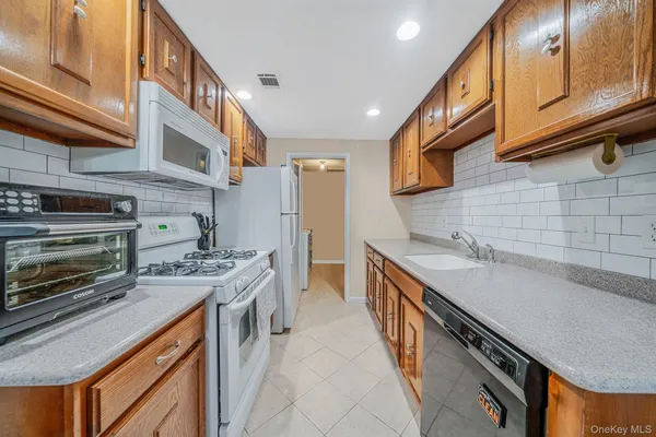 $334,999 | 113 Birchwood Road, Unit 113, Medford, NY 11763