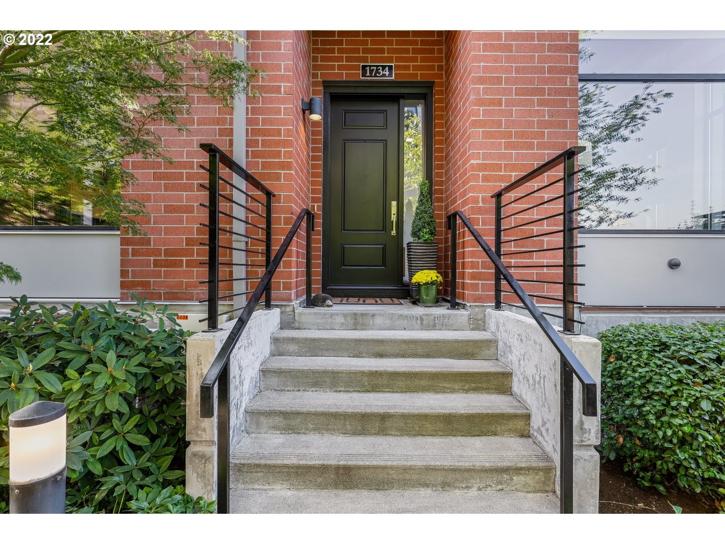 1734 Northwest Riverscape Street Portland, OR 97209 - Photo 3 of 32 Gallery Image 3