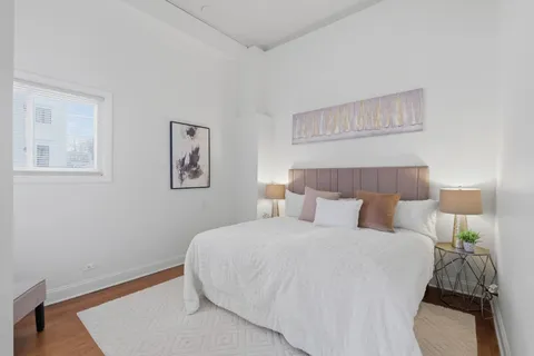 $1,399,000 | 1900 West Oakdale Avenue, Chicago, IL 60657