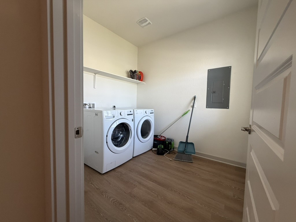 10708 Gonzales Ranger Pass Austin, TX 78754 - Photo 21 of 40 Functional utility room with durable flooring and convenient laundry appliances.