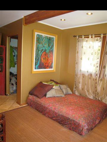 980 East Kuiaha Road Haiku, HI 96708 - Photo 13 of 25 a bedroom with a bed and a painting on the wall