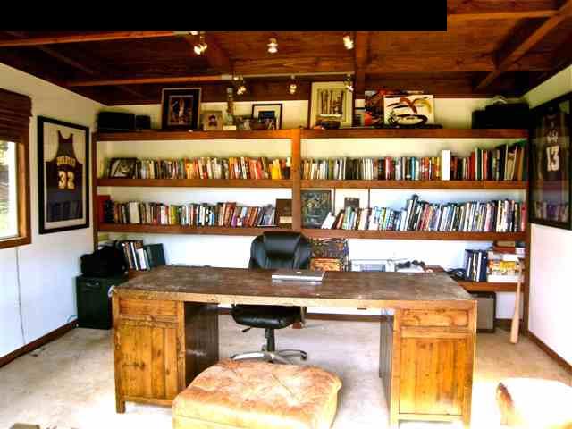980 East Kuiaha Road Haiku, HI 96708 - Photo 19 of 25 a workspace with furniture and window