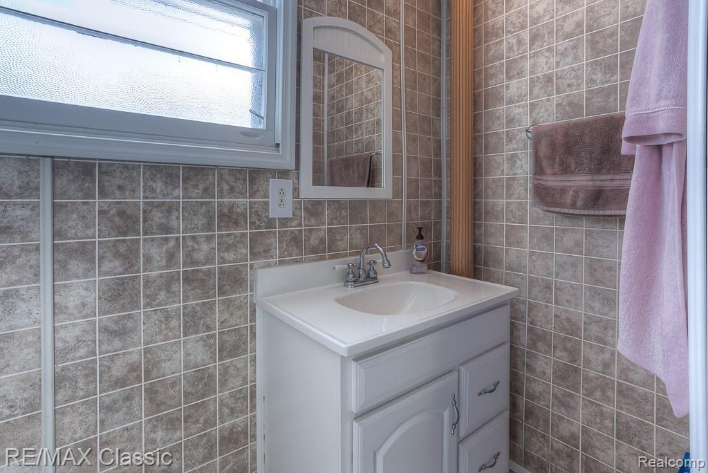 18231 Sumpter Road Belleville, MI 48111 - Photo 29 of 30 18231 sumpter interiors (19).jpg