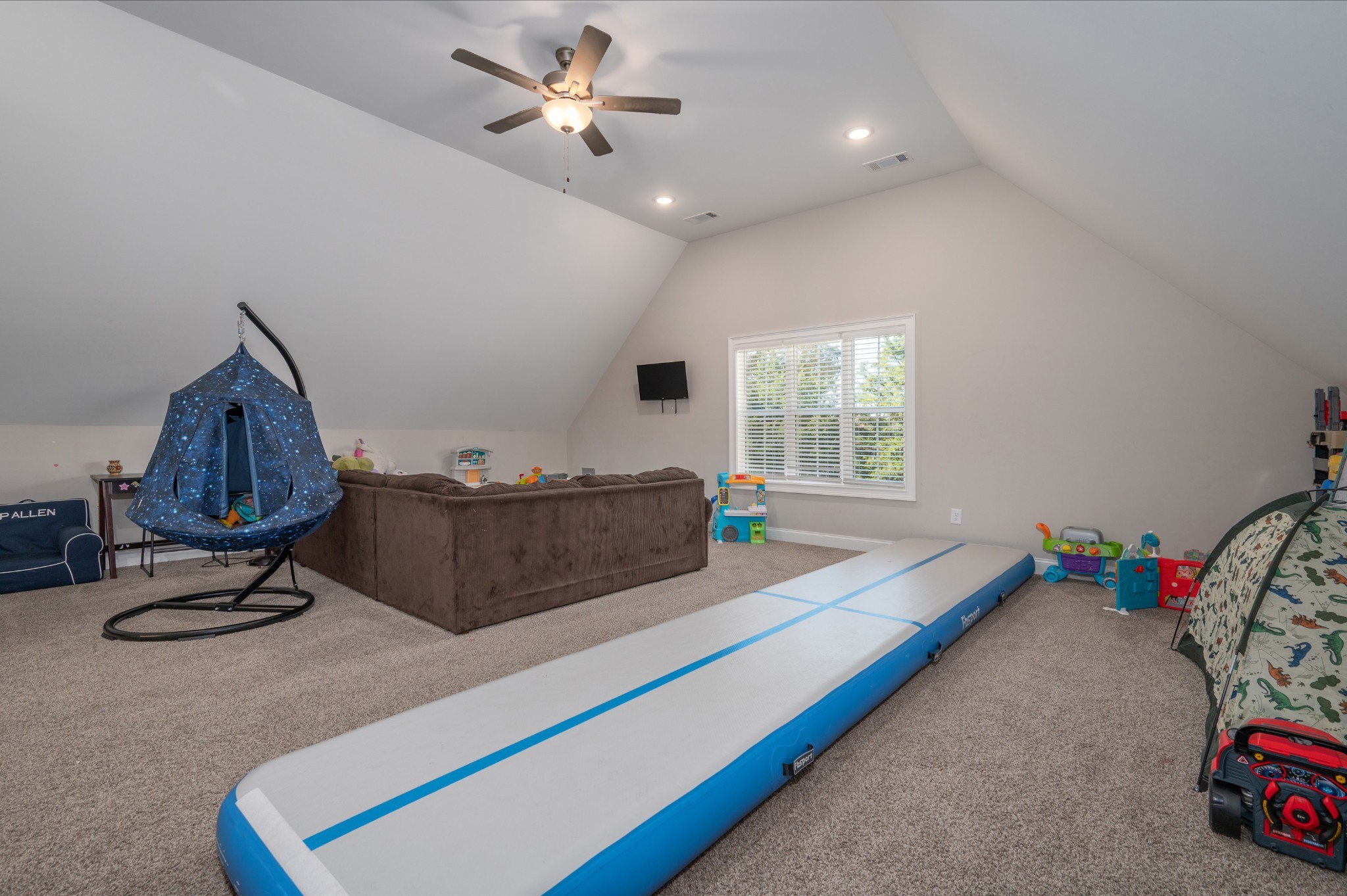 1835 Belotes Ferry Road Lebanon, TN 37087 - Photo 22 of 40 a living room with furniture gym equipment and a window