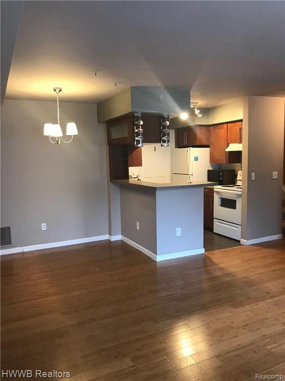 22126 Cape Cod Way, Unit 20 Farmington Hills, MI 48336 - Photo 3 of 10
