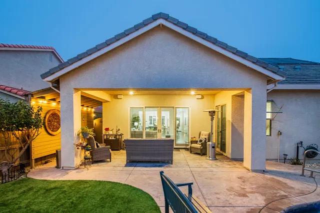 a view of entryway with a front door