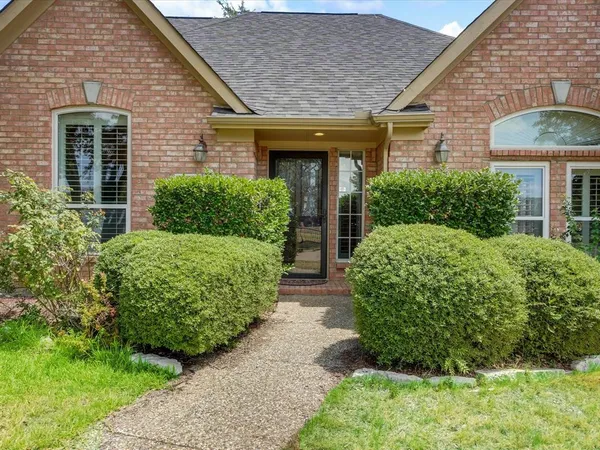 $2,950 | 1052 Village Parkway, Coppell, TX 75019