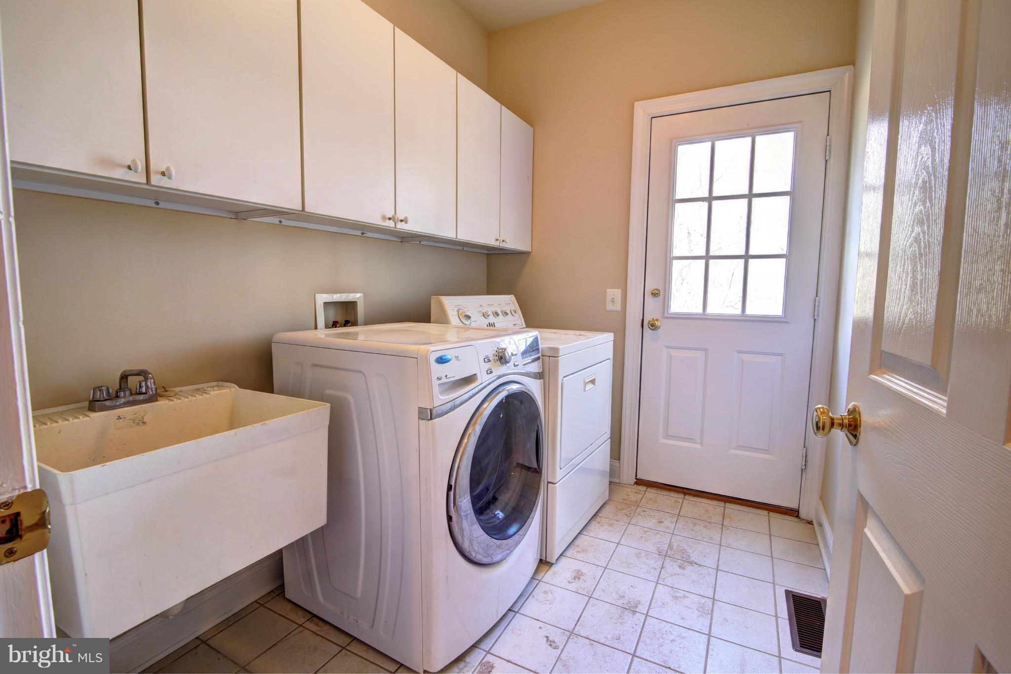 38990 Lime Kiln Road Leesburg, VA 20175 - Photo 27 of 30 a utility room with dryer and washer