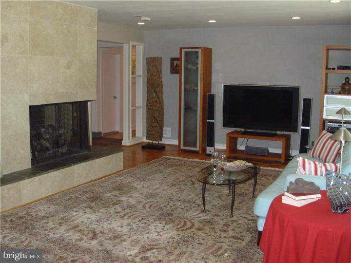 260 Dreshertown Road Fort Washington, PA 19034 - Photo 5 of 25 Living Room