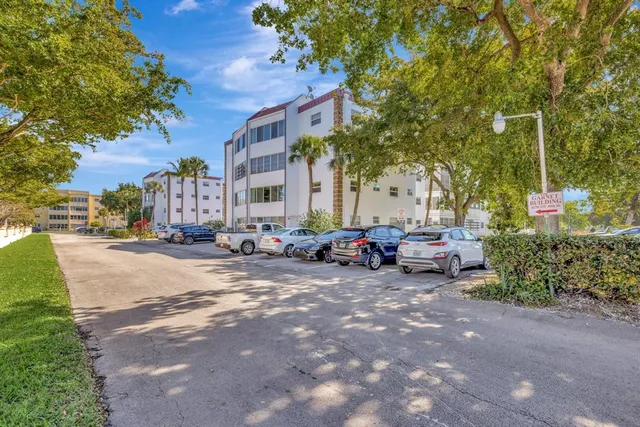 $159,900 | 4270 Northwest 40th Street, Unit 302, Lauderdale Lakes, FL 33319