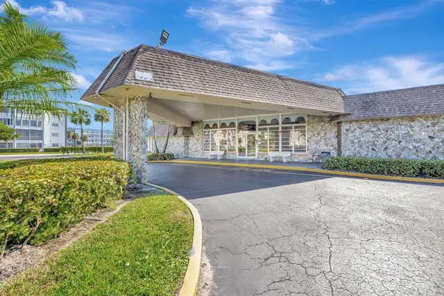 $159,900 | 4270 Northwest 40th Street, Unit 302, Lauderdale Lakes, FL 33319