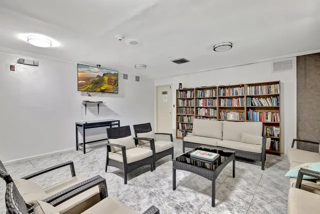 $159,900 | 4270 Northwest 40th Street, Unit 302, Lauderdale Lakes, FL 33319