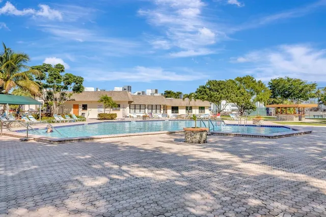 $159,900 | 4270 Northwest 40th Street, Unit 302, Lauderdale Lakes, FL 33319