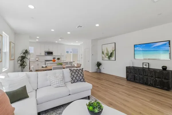 $899,990 | 717 Kingbird Loop, Oceanside, CA 92058