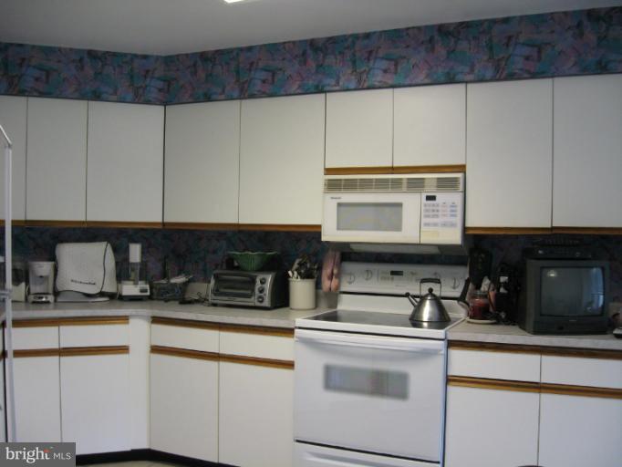 3021 Fallstaff Road, Unit 505B Baltimore, MD 21209 - Photo 2 of 10 Kitchen
