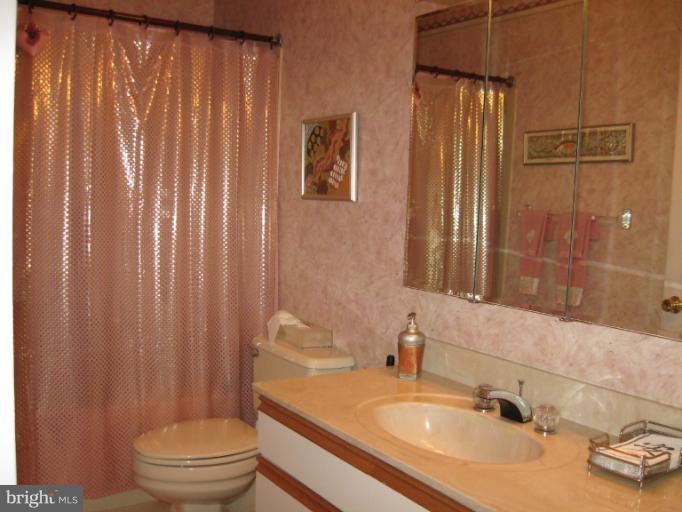 3021 Fallstaff Road, Unit 505B Baltimore, MD 21209 - Photo 9 of 10 Bath