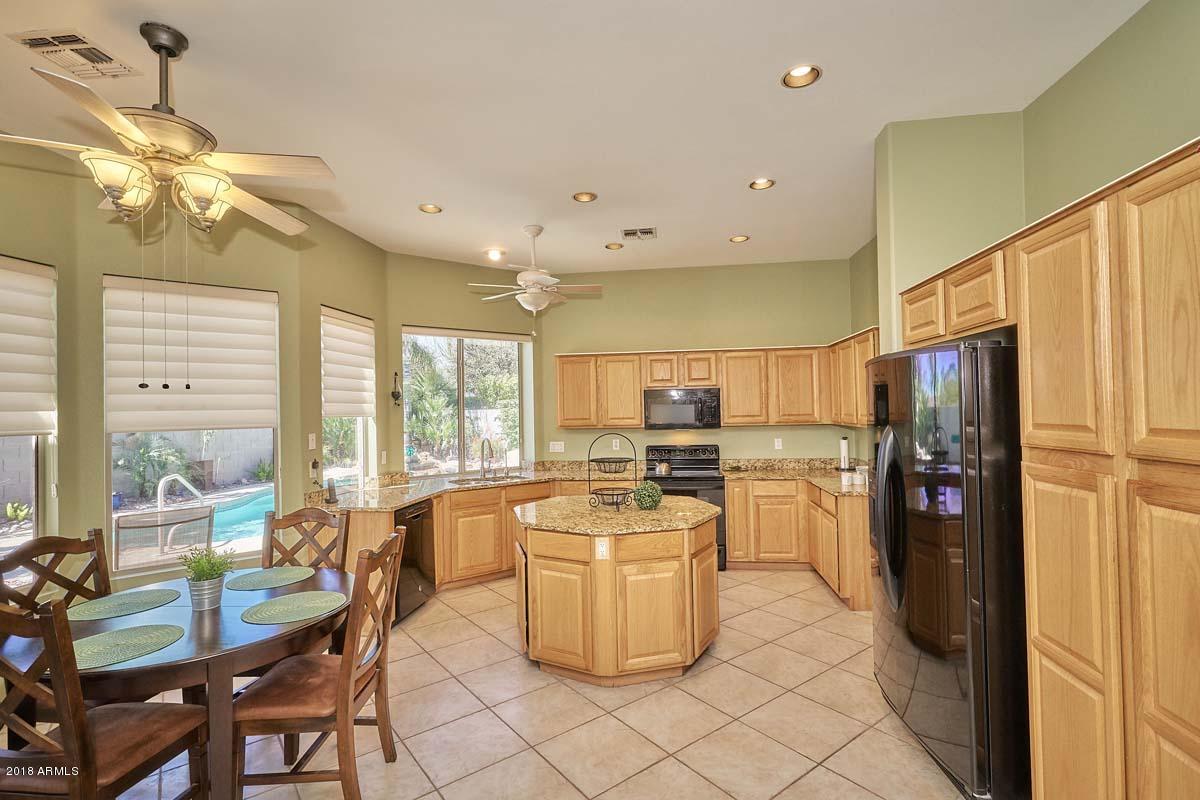 4421 East Walnut Road Gilbert, AZ 85297 - Photo 12 of 67 Kitchen4