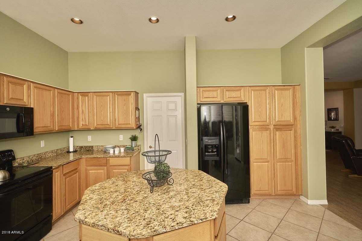 4421 East Walnut Road Gilbert, AZ 85297 - Photo 13 of 67 Kitchen5