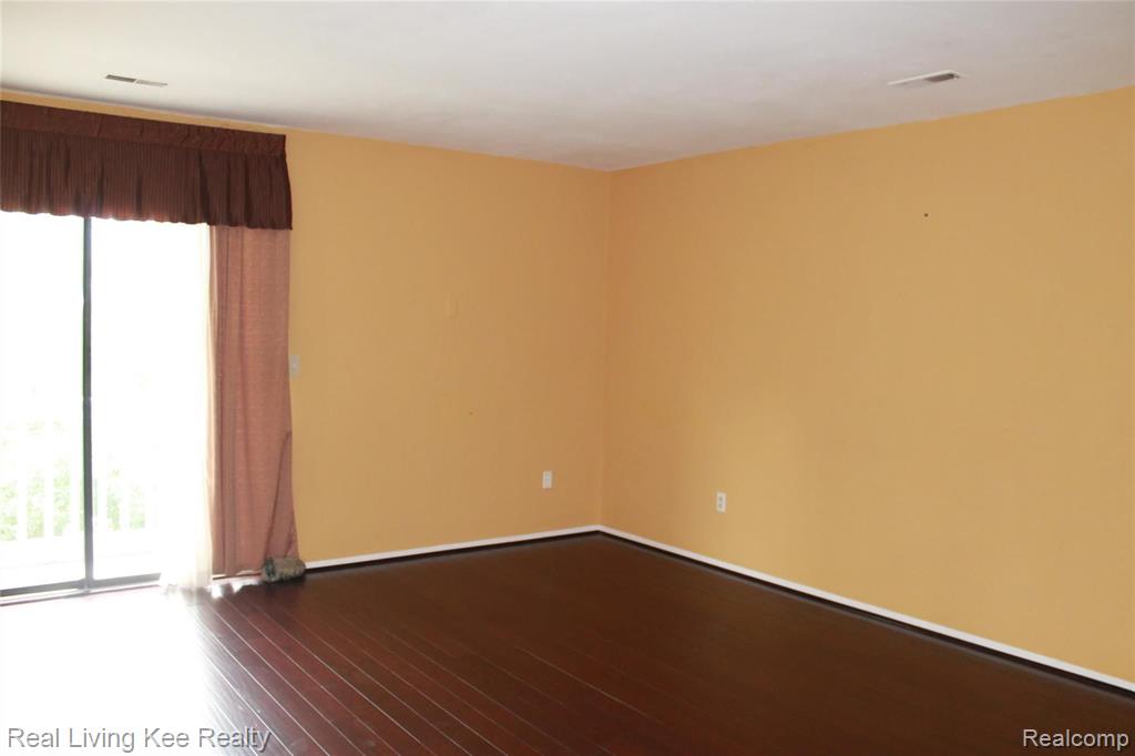 286 East Thirteen Mile Road, Unit 22 Madison Heights, MI 48071 - Photo 2 of 10