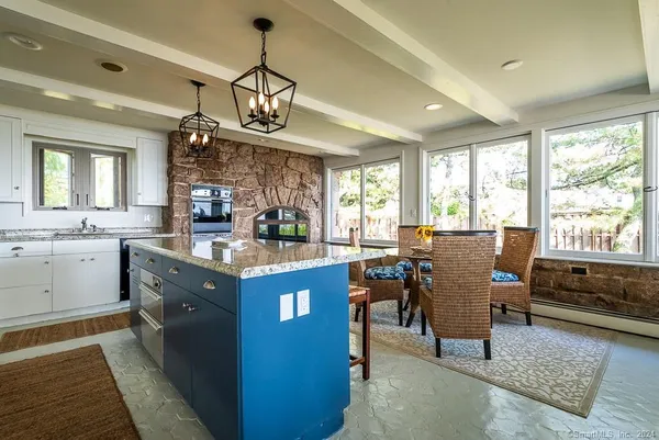 a large kitchen with kitchen island a large island in it