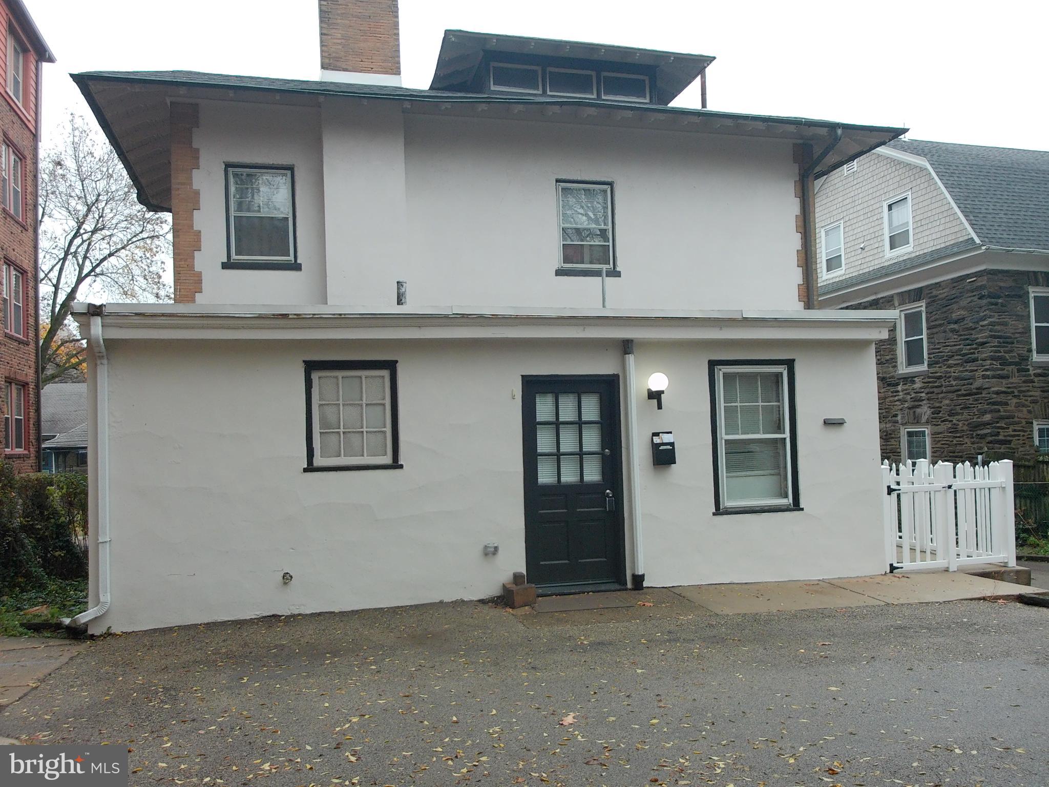 Cozy and convenient 1 level rear 1 bedroom.