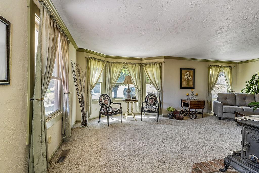 2095 Knowles Road Medford, OR 97501 - Photo 8 of 34 Gallery Image 8