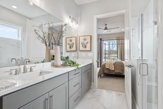 a en suite spacious bathroom with a double sink and shower