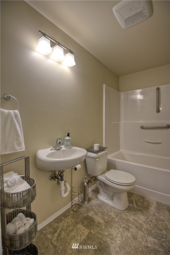 15440 Runyon Road Southeast Rainier, WA 98576 - Photo 14 of 39 a bathroom with a sink toilet and a bathtub
