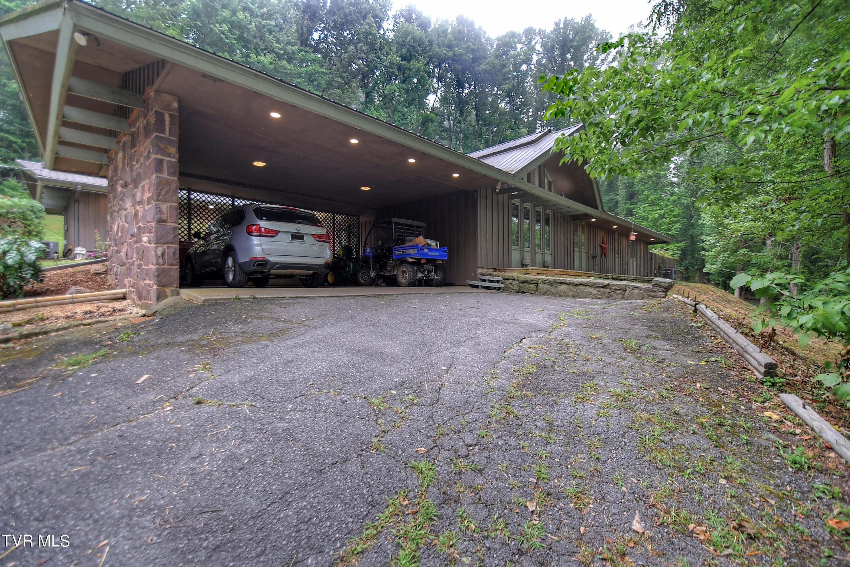 329 Hidden Valley Road Kingsport, TN 37663 - Photo 2 of 60 2