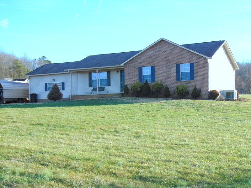122 Lakescene Road Kingston, TN 37763 - Photo 1 of 37 a front view of a house with garden