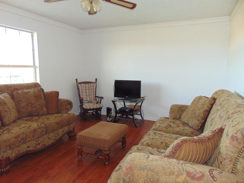 122 Lakescene Road Kingston, TN 37763 - Photo 3 of 37 a living room with furniture and a flat screen tv