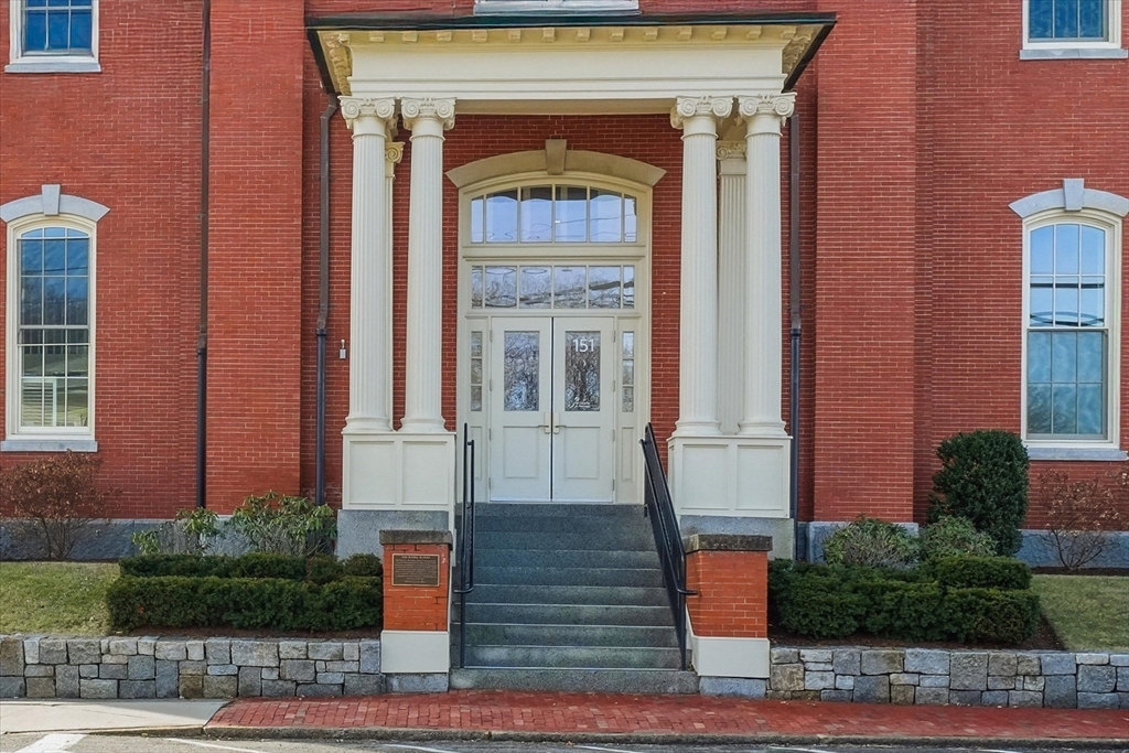151 High Street, Unit 3B Newburyport, MA 01950 - Photo 2 of 39 a front view of a house with a yard