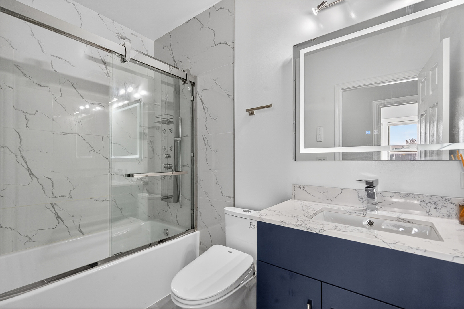 4646 South Prairie Avenue, Unit 2S Chicago, IL 60653 - Photo 17 of 32 a bathroom with a sink mirror toilet and bathtub
