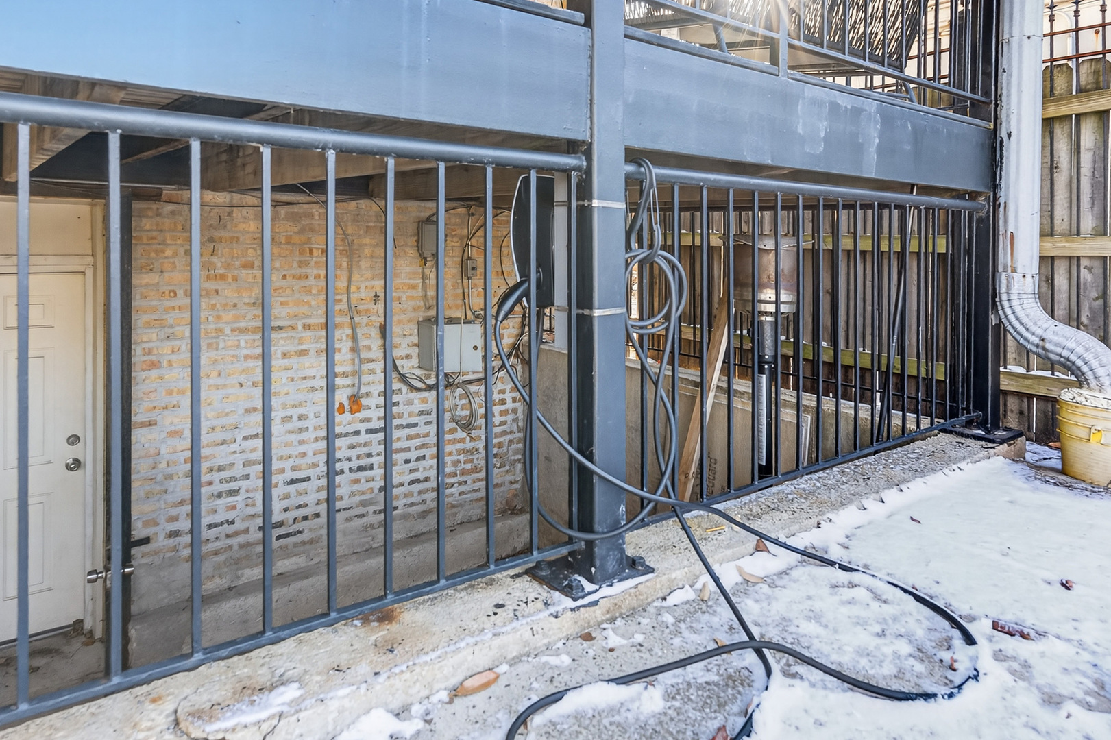 4646 South Prairie Avenue, Unit 2S Chicago, IL 60653 - Photo 31 of 32 a view of a balcony with a pot
