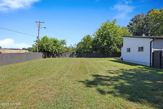 a view of a house with a backyard