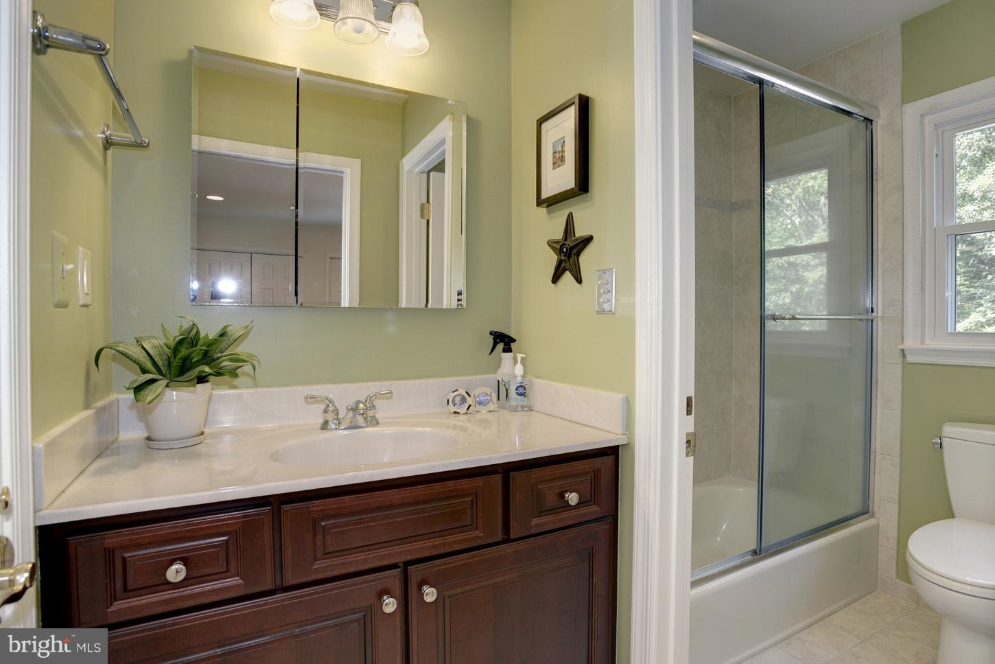 312 Runner Road Great Falls, VA 22066 - Photo 17 of 30 Bath