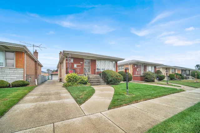a front view of house with yard