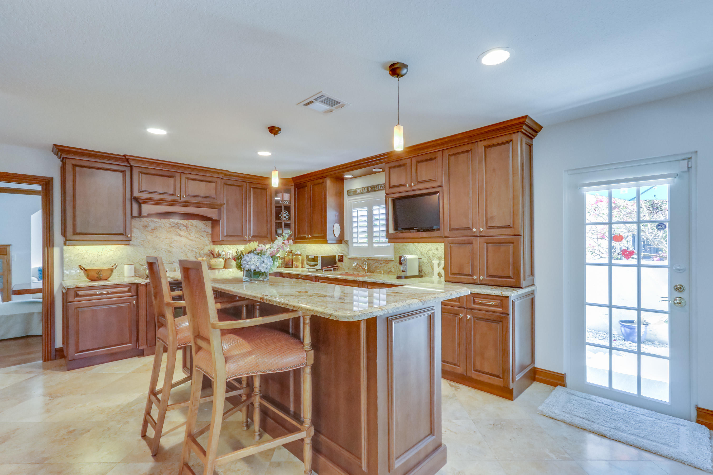 381 Southwest 15th Street Boca Raton, FL 33432 - Photo 18 of 72 Kitchen/Breakfast Bar
