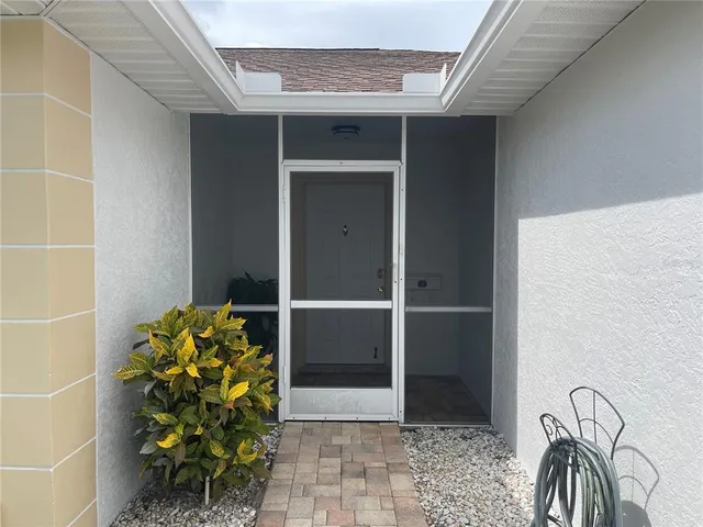 a view of entryway with a flower pot