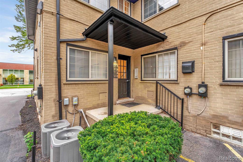 2101 East Maple Road, Unit 2129 Birmingham, MI 48009 - Photo 13 of 17