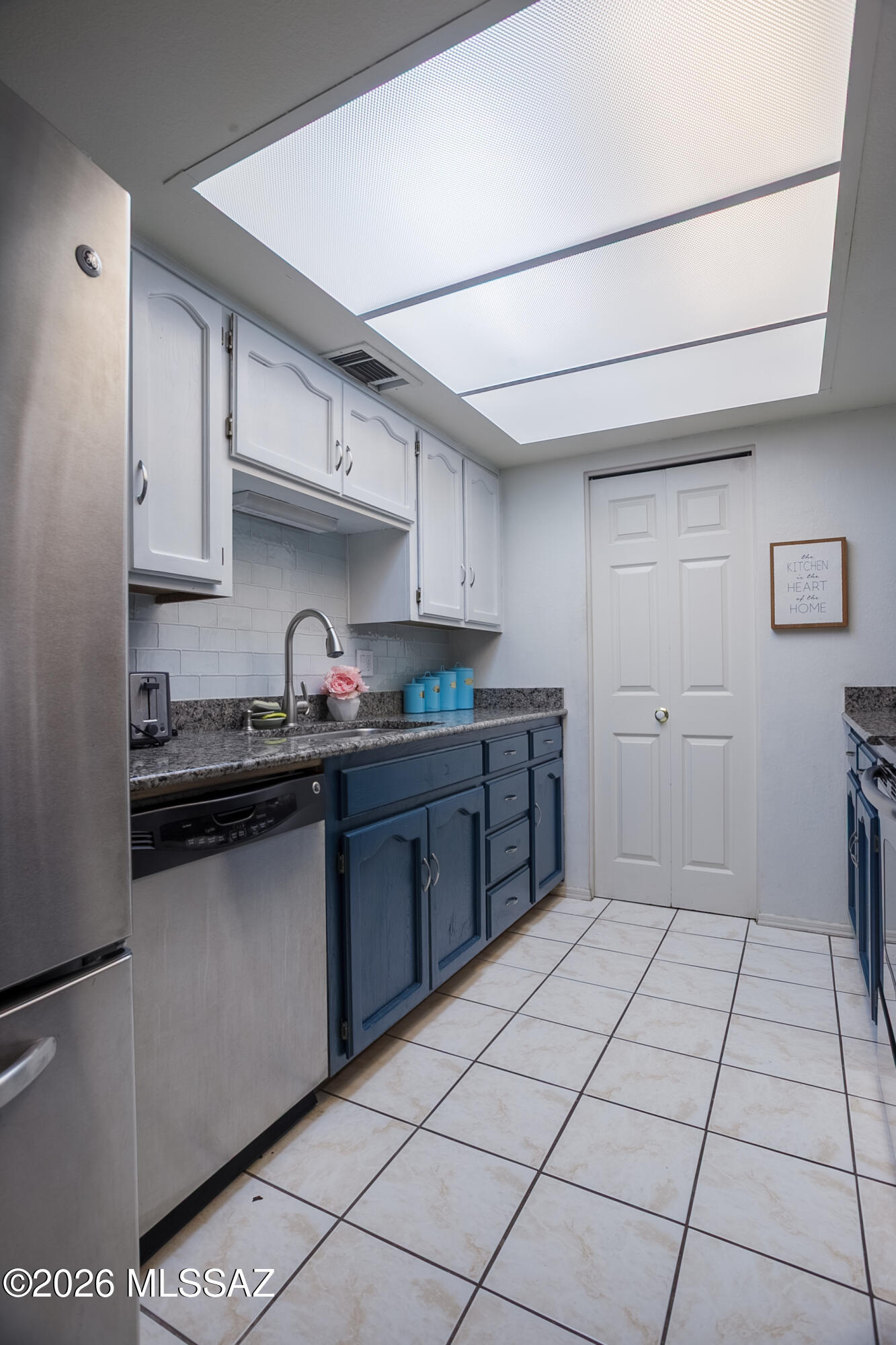 1200 East River Road, Unit B27 Tucson, AZ 85718 - Photo 19 of 40 a kitchen with a sink and cabinets