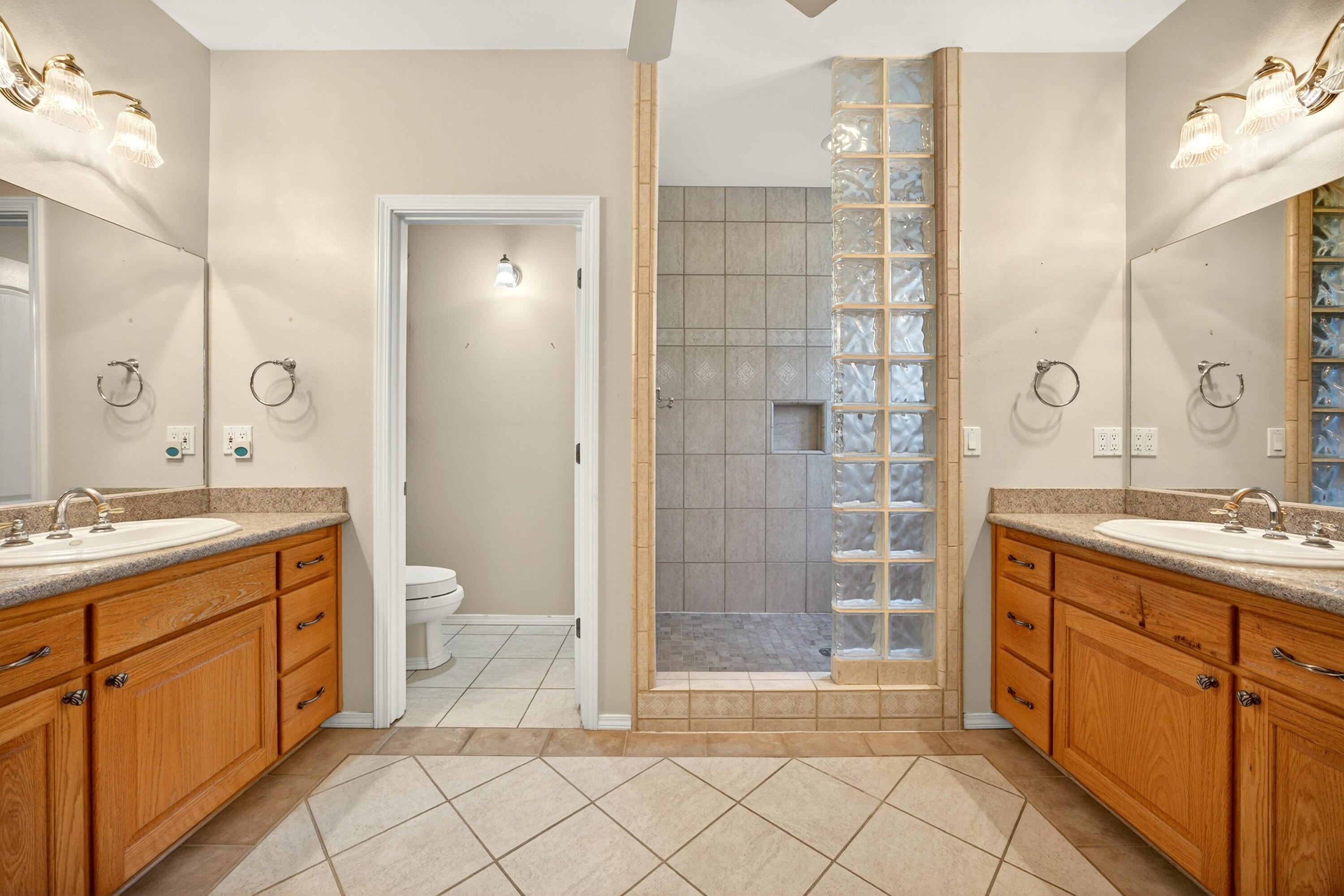 150 Ridgefield Road Grants Pass, OR 97527 - Photo 16 of 34 Ensuite primary bathroom