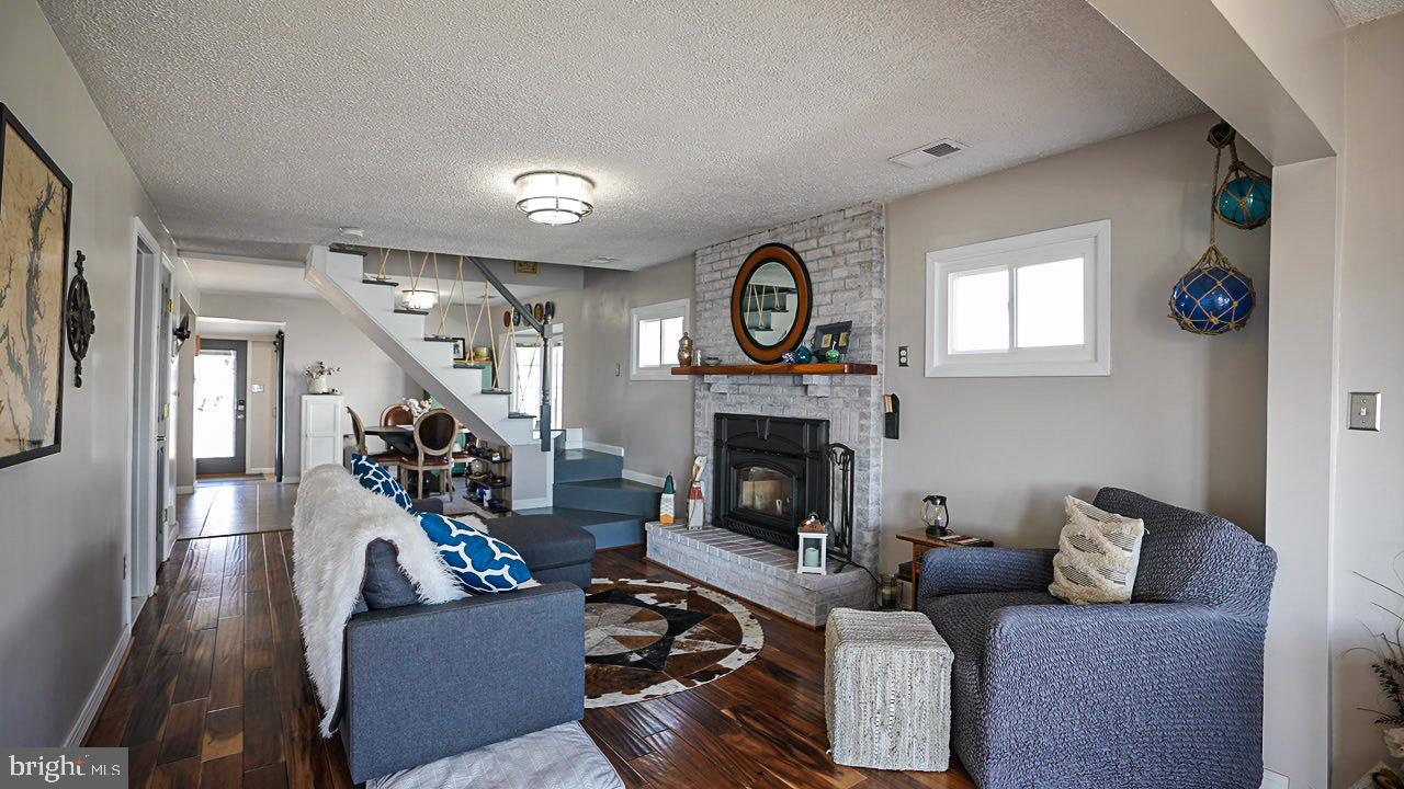 1227 Bayside Road Essex, MD 21221 - Photo 13 of 78 Living Room