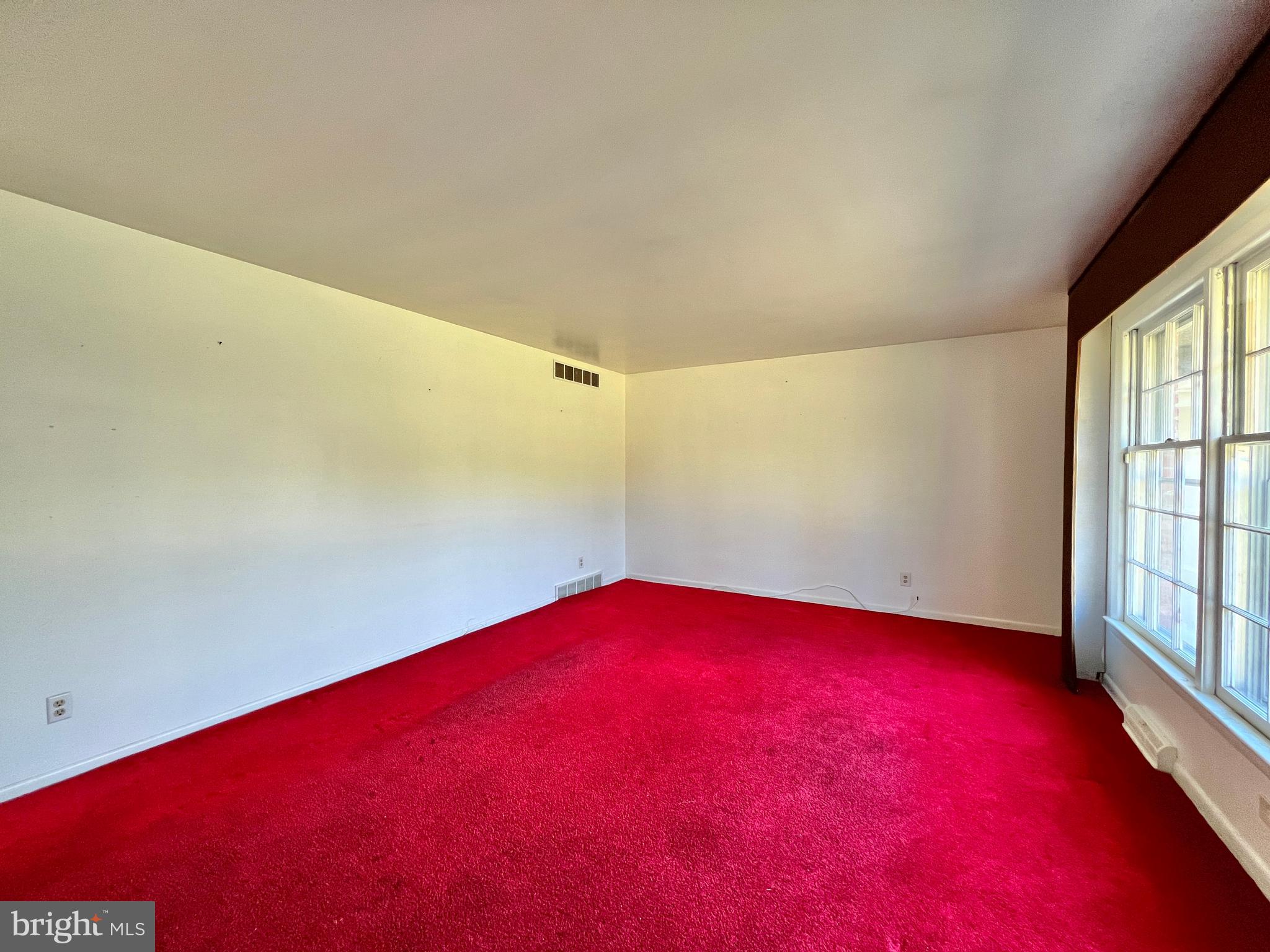 1327 South Spring Road Vineland, NJ 08361 - Photo 5 of 29 Living Room