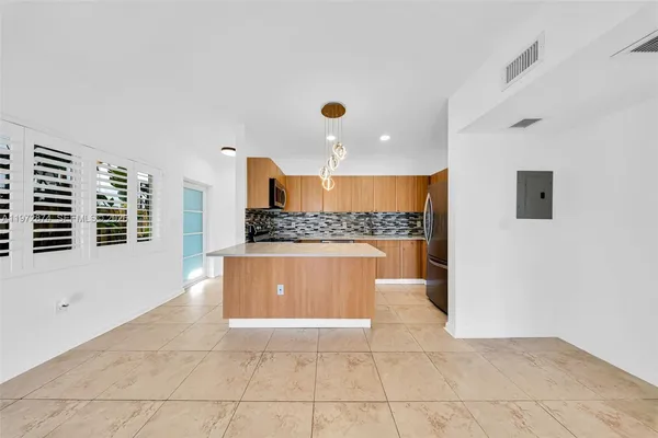 $2,845 | 6905 Bay Drive, Unit 16, Miami Beach, FL 33141