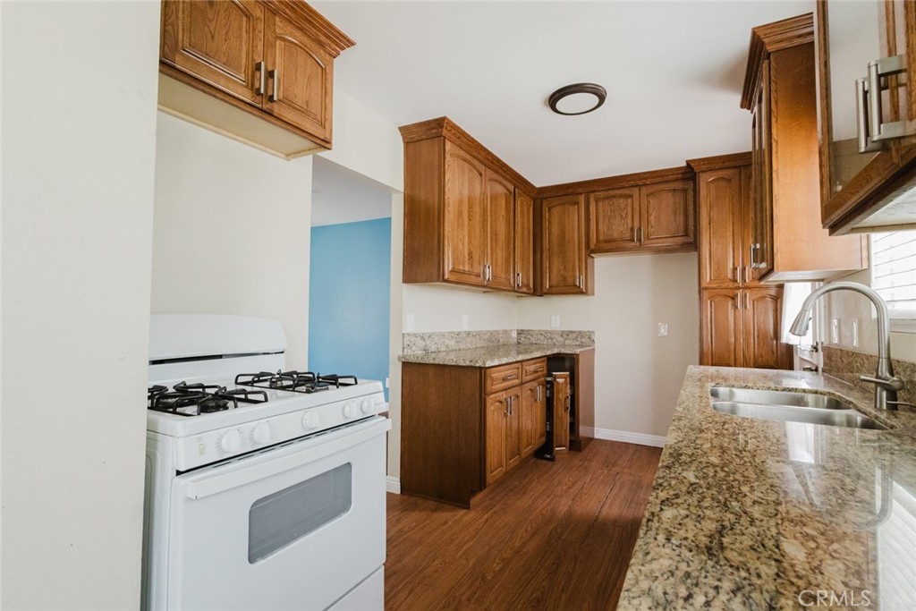 2226 Hauser Boulevard Los Angeles, CA 90016 - Photo 12 of 44