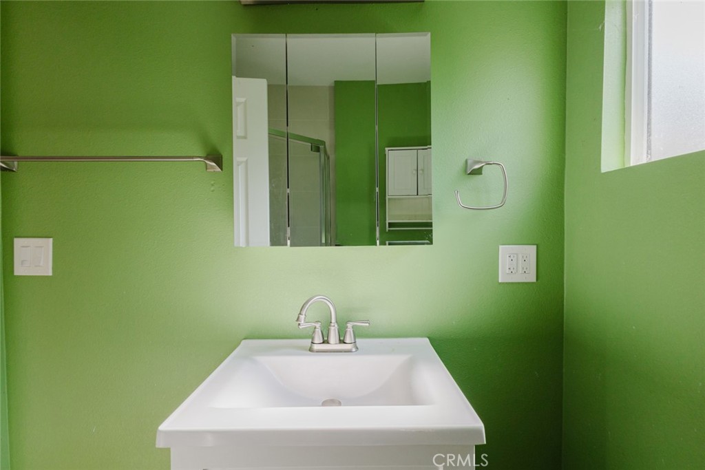 2226 Hauser Boulevard Los Angeles, CA 90016 - Photo 34 of 44