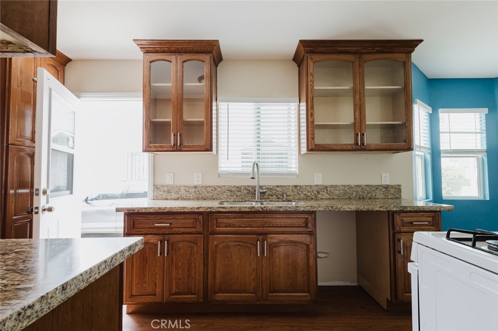 2226 Hauser Boulevard Los Angeles, CA 90016 - Photo 4 of 44