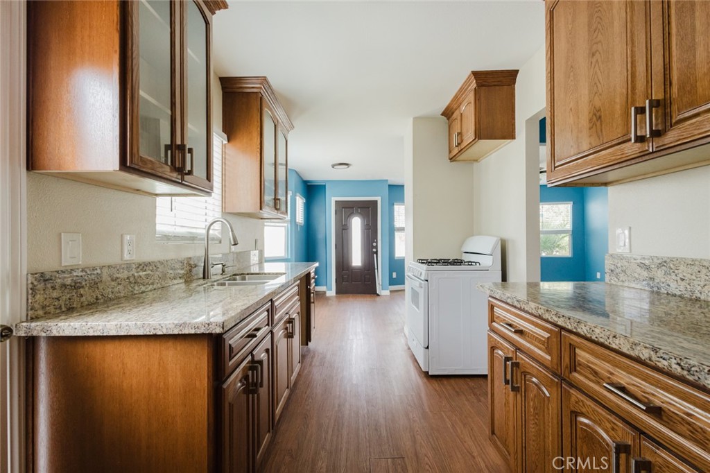 2226 Hauser Boulevard Los Angeles, CA 90016 - Photo 5 of 44