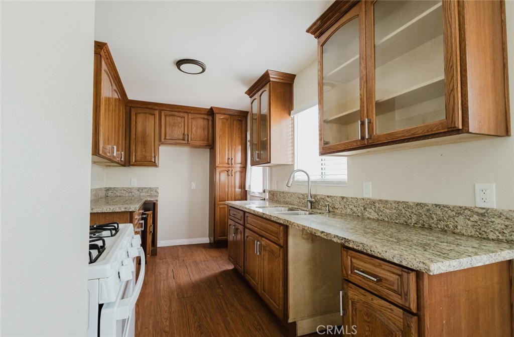 2226 Hauser Boulevard Los Angeles, CA 90016 - Photo 6 of 44